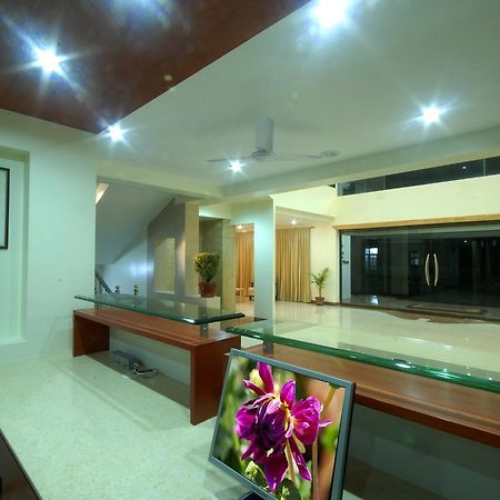Hotel New Holiday Plaza Насик Экстерьер фото