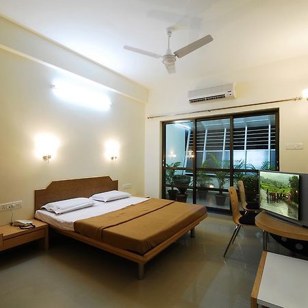 Hotel New Holiday Plaza Насик Экстерьер фото