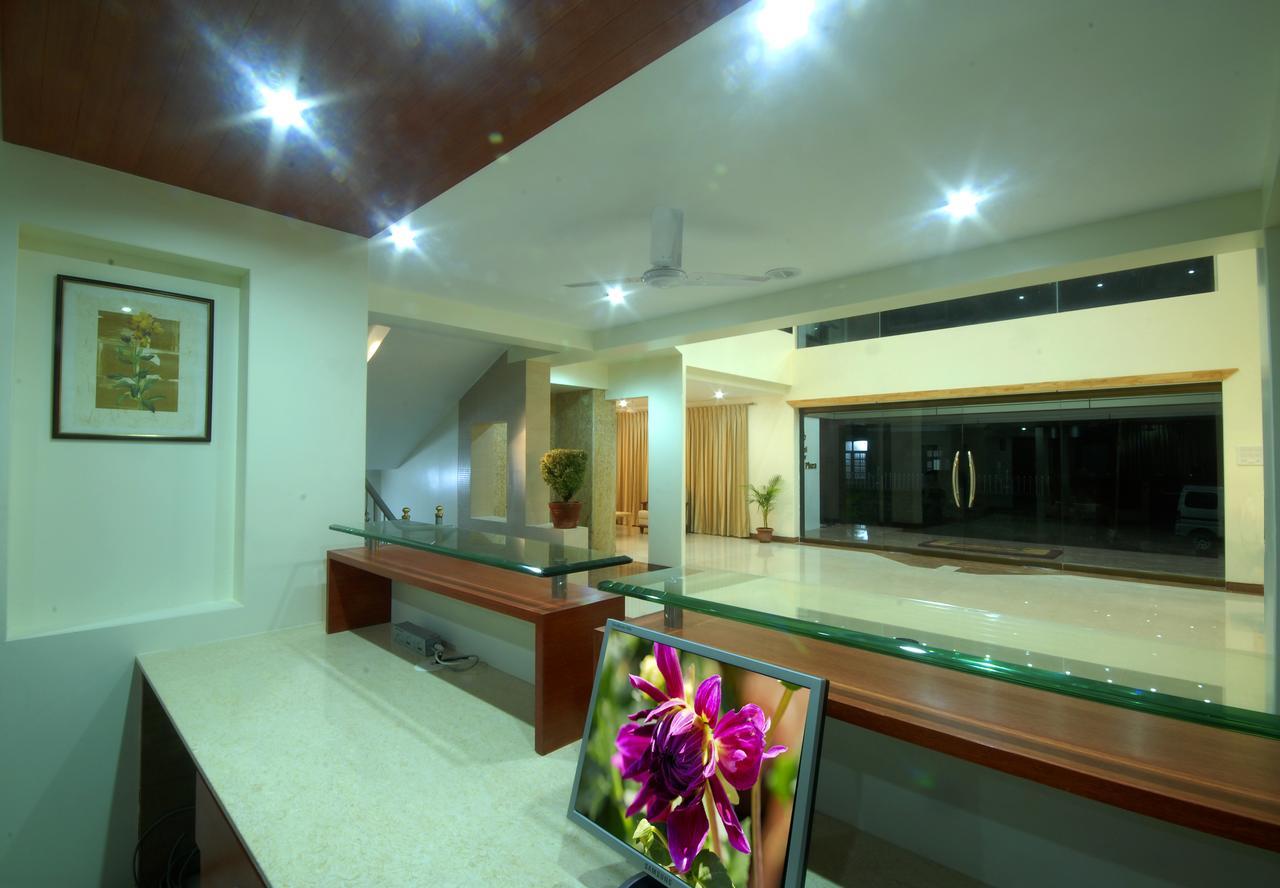 Hotel New Holiday Plaza Насик Экстерьер фото