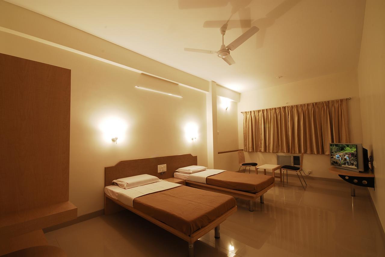 Hotel New Holiday Plaza Насик Экстерьер фото