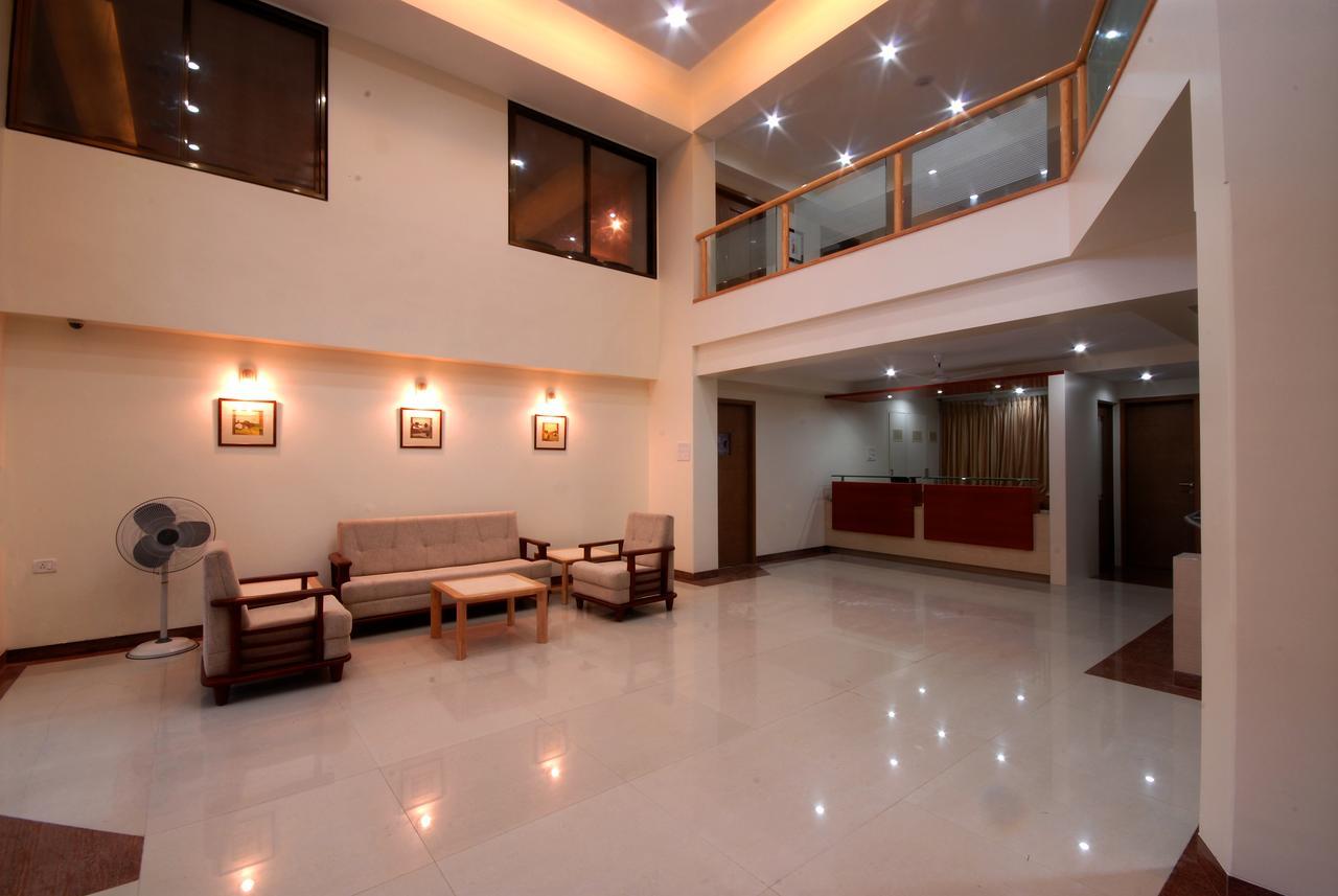 Hotel New Holiday Plaza Насик Экстерьер фото