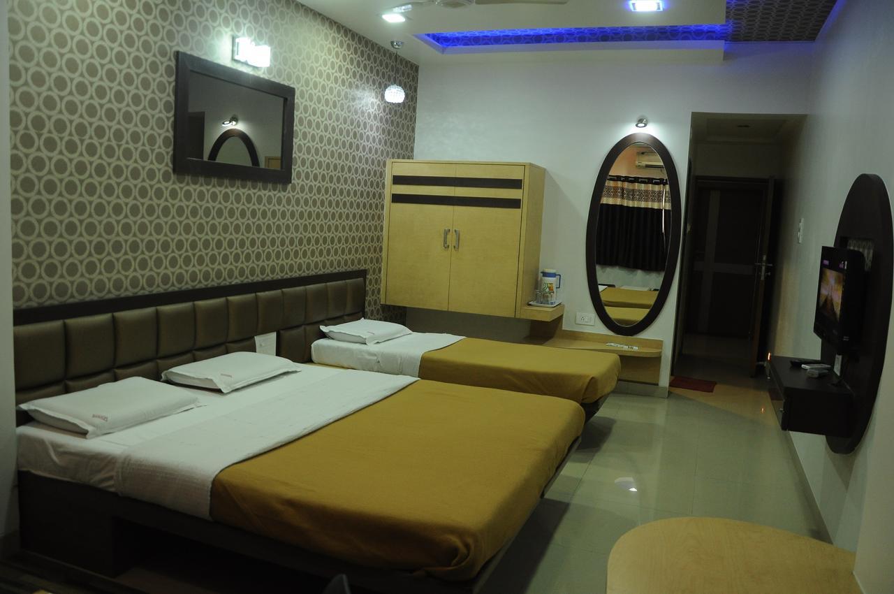 Hotel New Holiday Plaza Насик Экстерьер фото