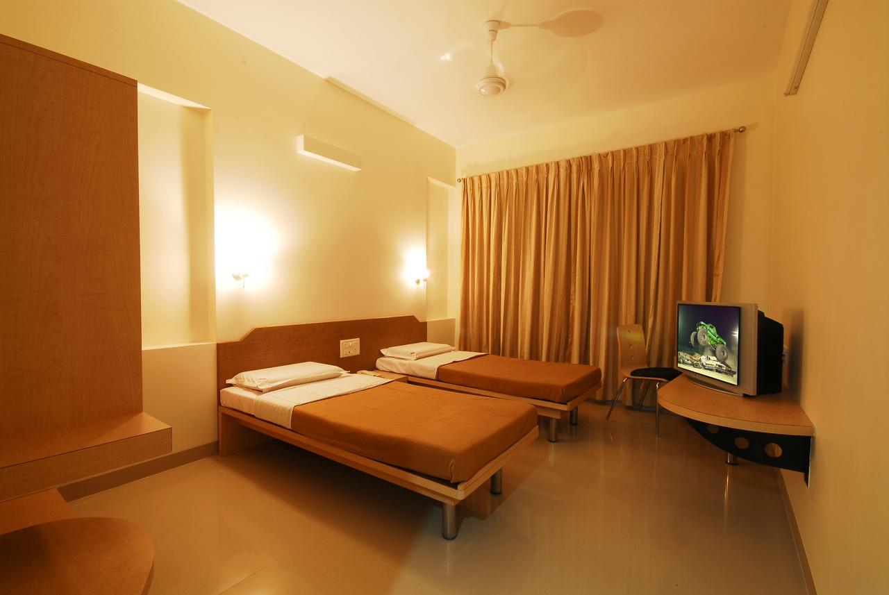 Hotel New Holiday Plaza Насик Экстерьер фото