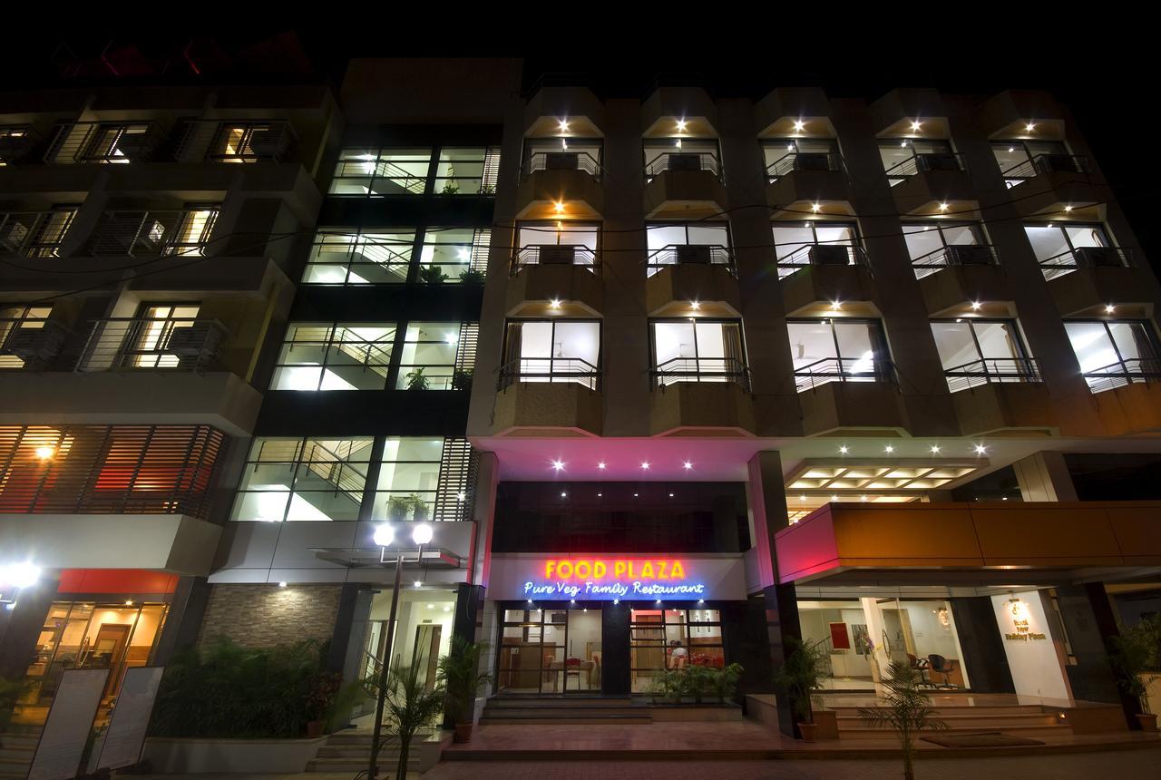 Hotel New Holiday Plaza Насик Экстерьер фото